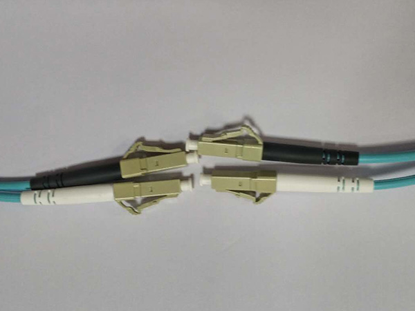 What are the basic characteristics of dual-core fiber